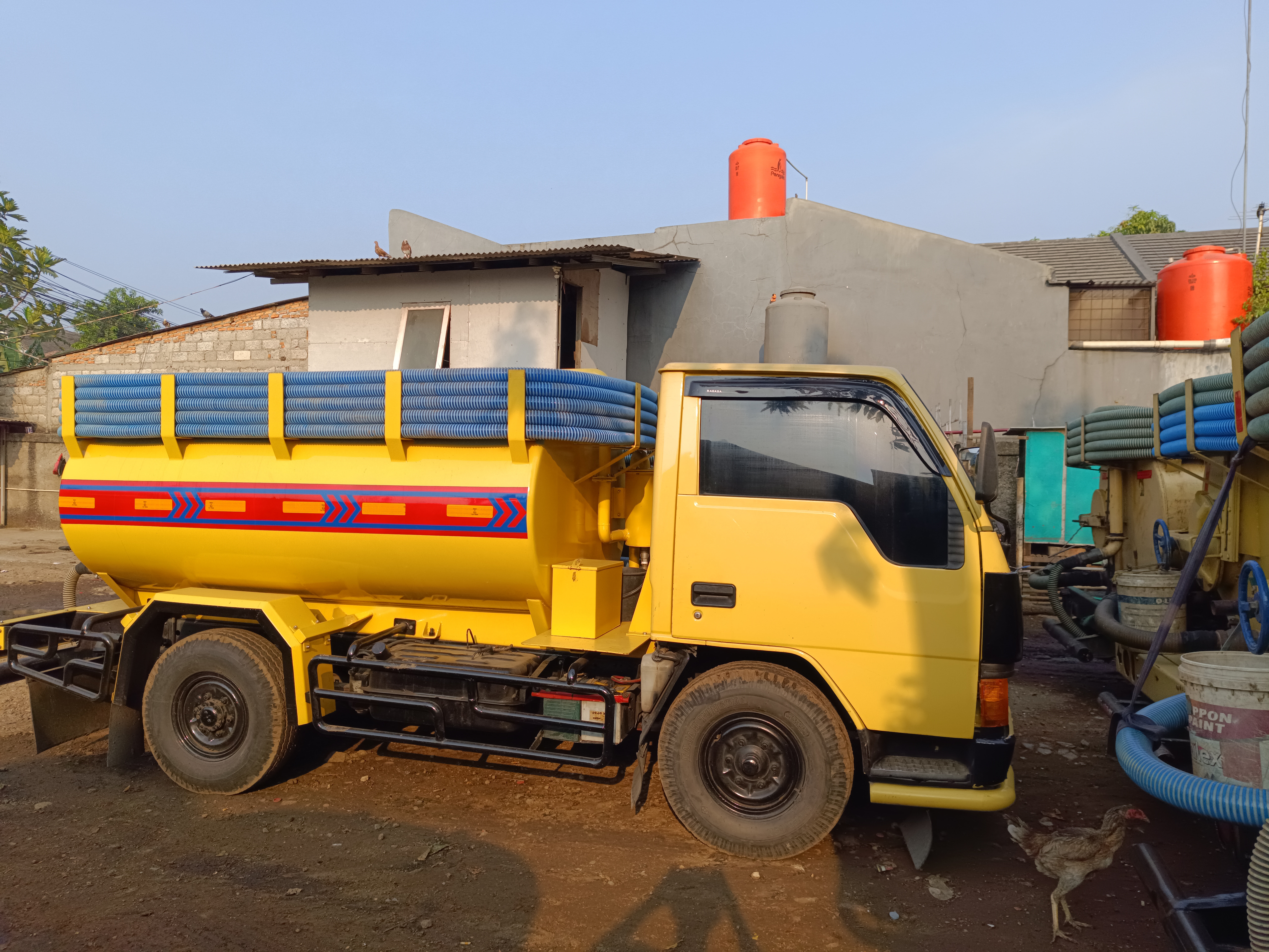 Armada sedot WC Bekasi datang ke lokasi pelanggan untuk penyedotan septic tank